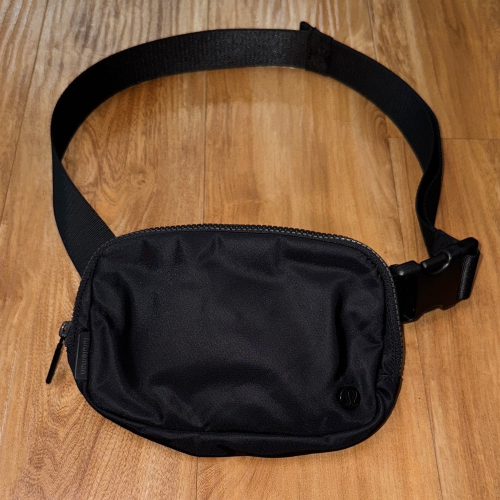 Lululemon Black Everywhere Belt Bag 1L